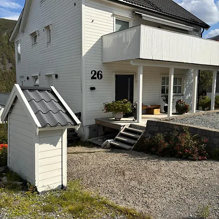 Romslig Med 2 Soverom - Gratis Parkering